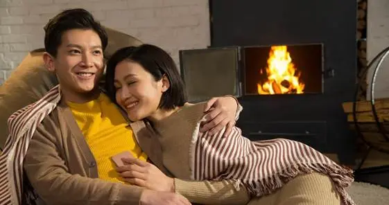 小4岁单身男人爱上有夫之妇，还和我借钱，他的爱到底是真是假？