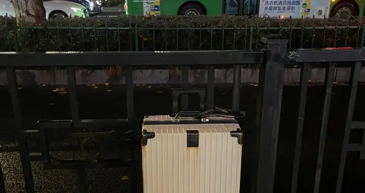 杭州市中心长期锁着一个行李箱，警方：箱内无危险品，箱子主人把它当成了存物点