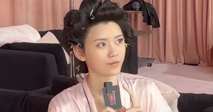 维密后台来了！奚梦瑶素颜披浴袍，刘雯带病硬扛，贺聪只睡4小时
