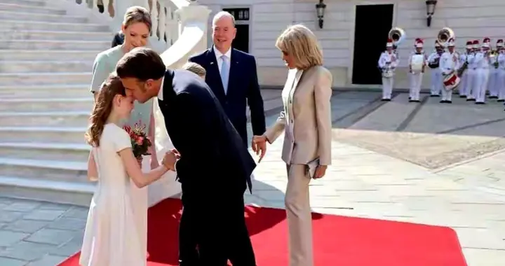 被马克龙亲吻额头的小姑娘火啦！小姑娘长得眉目清秀，表情很淡定