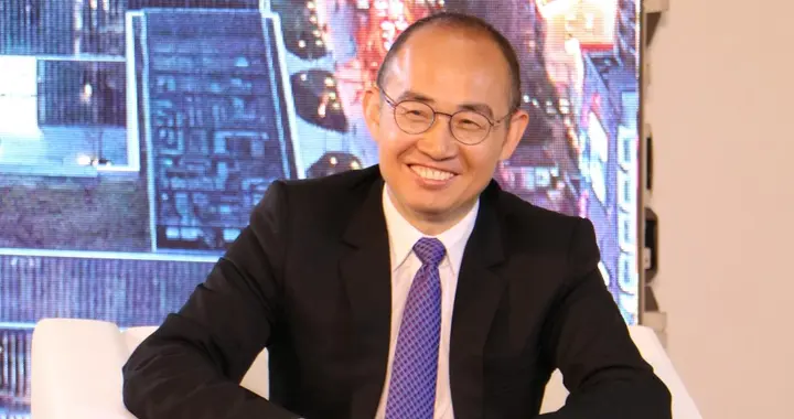 国内套现300亿，海外捐赠6个亿：潘石屹的“算盘”，终于看懂了