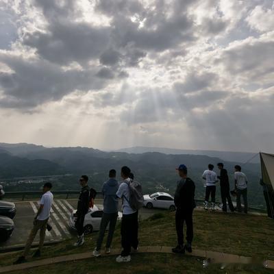 凡的光影世界：你有没有雨天爬山的经历呢