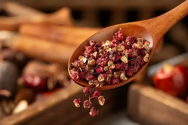 一把花椒敷肚脐，就能化瘀健脾，行气散结，竟然没人告诉你？