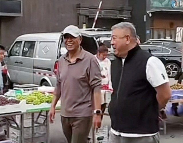 68岁程煜逛佳木斯早市，步履矫健状态佳，物流大亨付长明贴身陪同