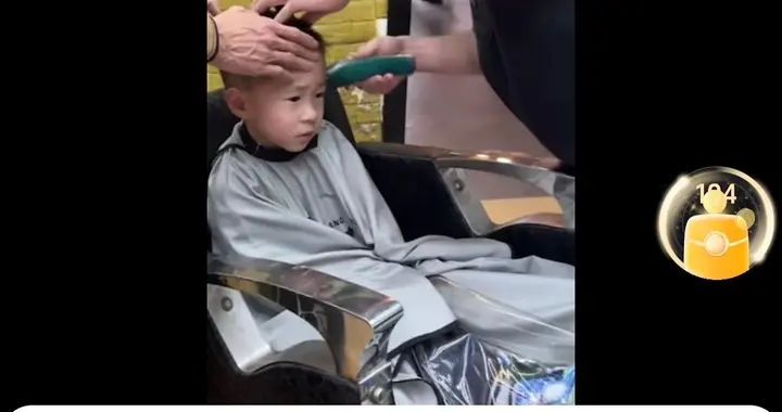 李鑫已趋于平和，带儿子去理发，挑起话题。姐姐李林没回应。