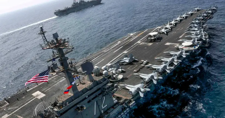 炸营惨状曝光！美国航母被困中东250天，士兵跳海求生乱成一锅粥