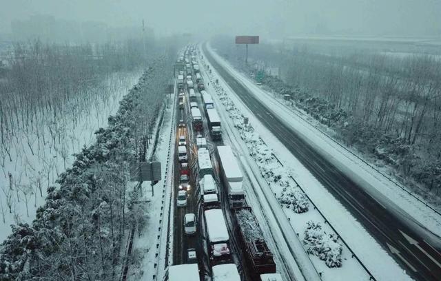 大雪封路，项目停工，钢价迎来暴跌前的至暗时刻