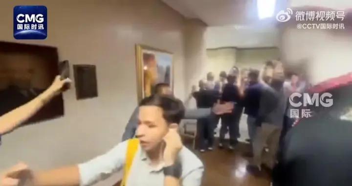 马尼拉国会传出15声枪响，菲特工硬闯参议院抓人，全程现场直播？