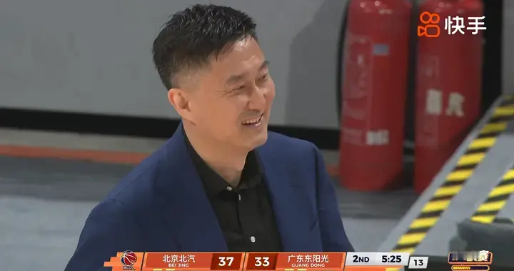 广东为何3分被投爆？媒体人怒喷2人：他俩哪里能跟上曾凡博的腿脚