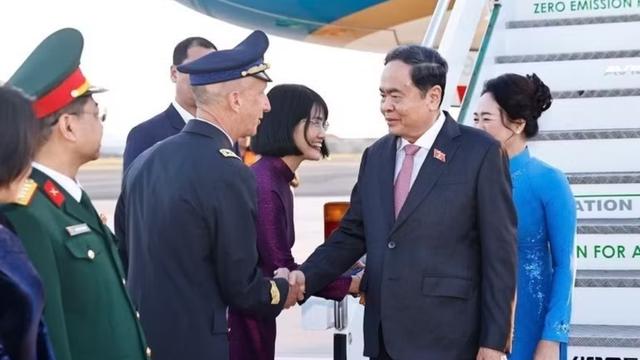 进奏院秘书：没面子！陈青敏和夫人及越南高