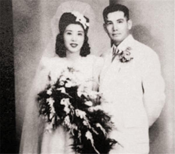 2007年张灵甫死后60年，其遗孀登上孟良崮，写下哪四字尽显真情？