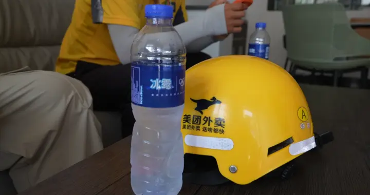 西充，“爱心冰柜”已上线，矿泉水免费领~