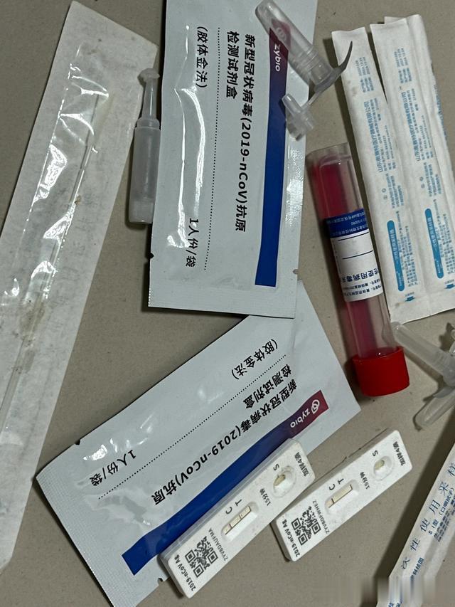 在非洲安哥拉工作了七年，回来在医院工作了四年，疫情三年在一线