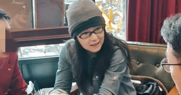 上海台主持一姐袁鸣近照曝光，中古店买表穿得潮，54岁老得很自然