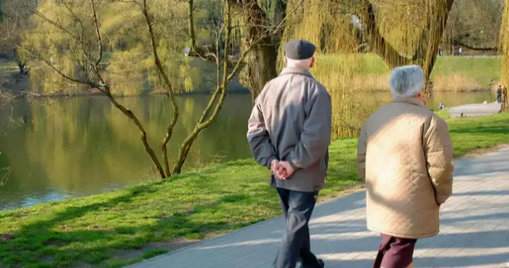 身体好不好低头看看脚！走路有这5个表现，当心血管“堵了”