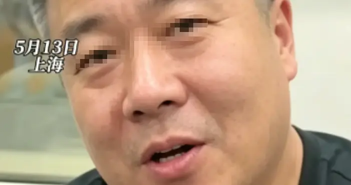 上海大爷地铁看美女，正脸曝光很猥琐，被制止后仍硬刚，网友力挺