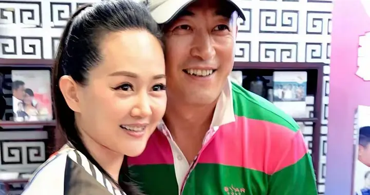 如今儿女双全的王志飞，二婚娶小15岁美女，为江苏富豪孙女庆生