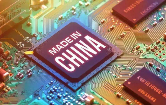 中国芯成功突围，再投资50亿光刻机工厂，外媒：越来越强大了