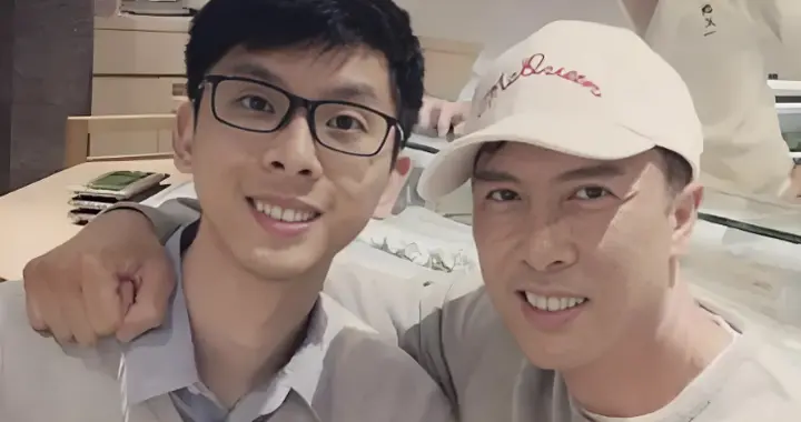 原来甄子丹还有个已经31岁的大儿子，父子俩长得很像，感情也很好