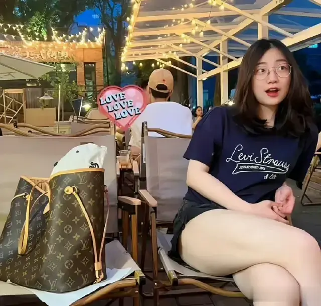 脸蛋8分，身材10分的闺蜜