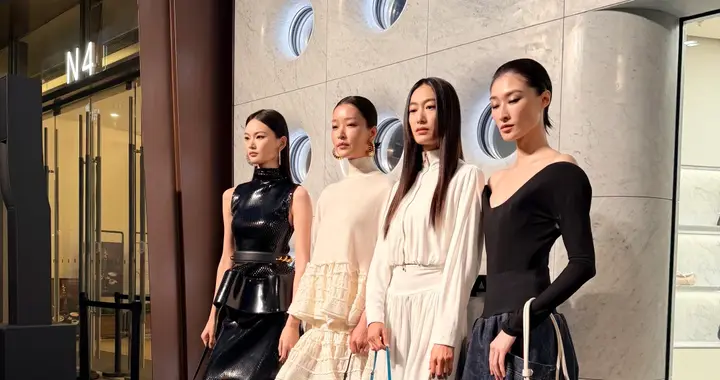 杜鹃秦舒培汪曲攸贺聪齐聚三里屯，吉娜的腰太惹眼，娜然一身蓝
