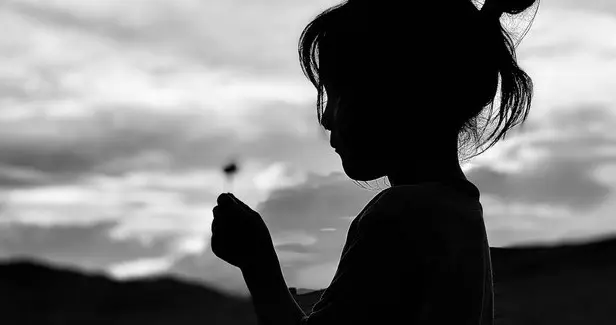 13岁女孩多次遭母亲男友侵犯，母亲仍想和男友结婚，并威胁女儿