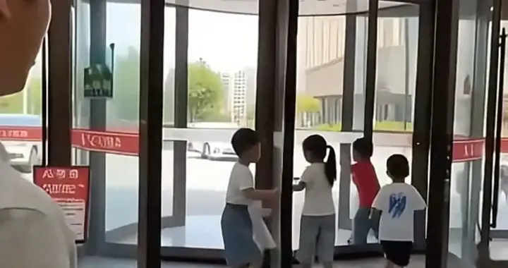 旋转门事件后续：家长道歉、酒店力挺员工，太解气