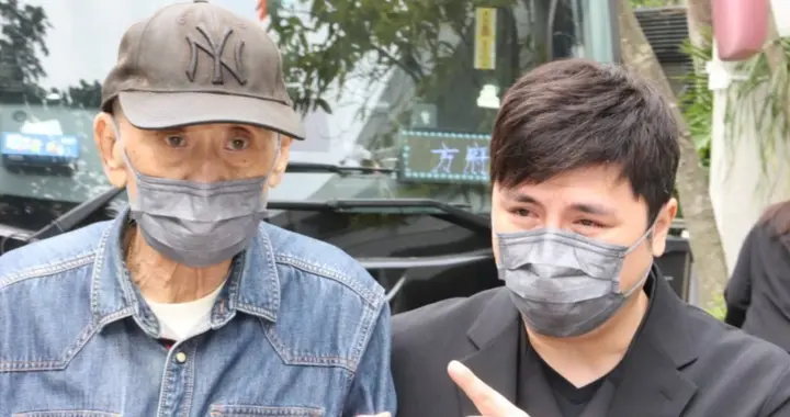 施明出殡长子捧遗照，李家鼎被搀扶次子不停拭泪，小儿媳没现身