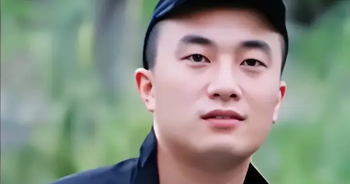 四川男子辞职24小时陪护失智母亲，称呼引发争议 背后藏着什么故事