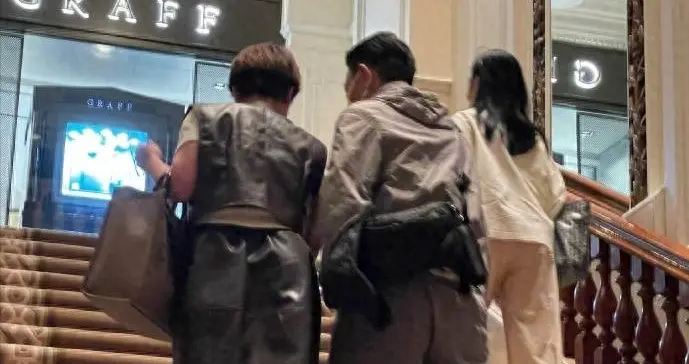 刘德华与妻子罕见同框！60岁朱丽蒨长相年轻被误认成女儿
