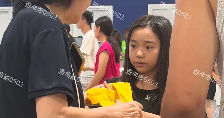 天津山姆偶遇小酒窝，10岁的她瘦了很多长高了不少，五官神似爸爸