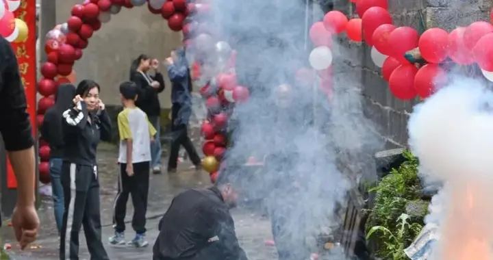 一村民带头办酒不收礼，全村竟没人来吃席！