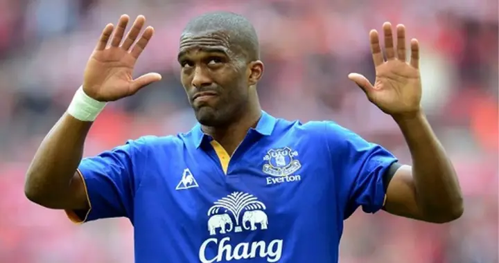 英超名将隐姓埋名三年私会空姐，谎称自己是送奶工