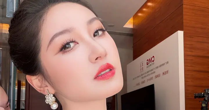 主持人严尚嘉今日份妆容，精致优雅的姐姐