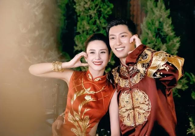 窦骁卡点示爱何超莲，两人被扒“5个月零互动”，疑似回应婚变