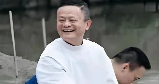 马云现身了！带领高管下田“插秧”，向外界传递信心