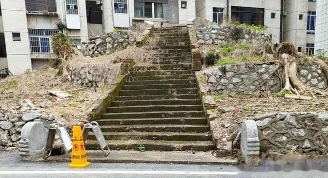 广西一政府大院内的遗址，映射行政中心搬迁的原因？