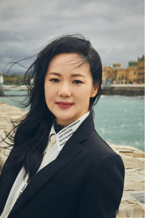 她陪伴陈道明8年，2亿身价不求名分，转身嫁王菲初恋成人生赢家