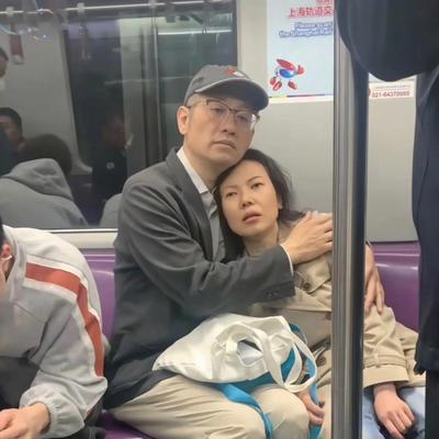 吖吖姐好物：地铁上的这一幕，看得我眼眶发