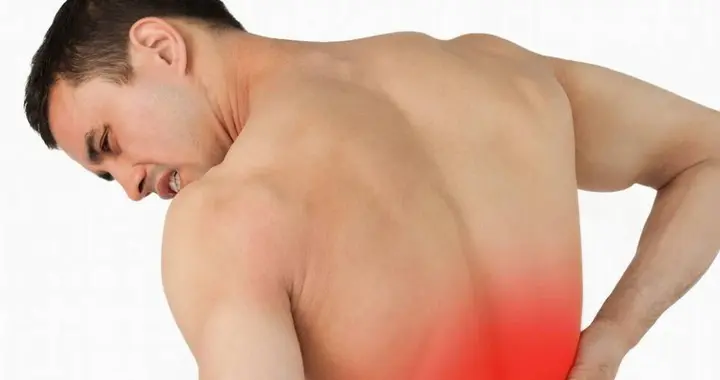 腰背痛腰肌劳损！休息后加重，警惕可能是强直性脊柱炎