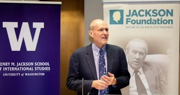 哈佛教授捅破窗户纸：美国已成全球最大流氓，想保命，就学中国