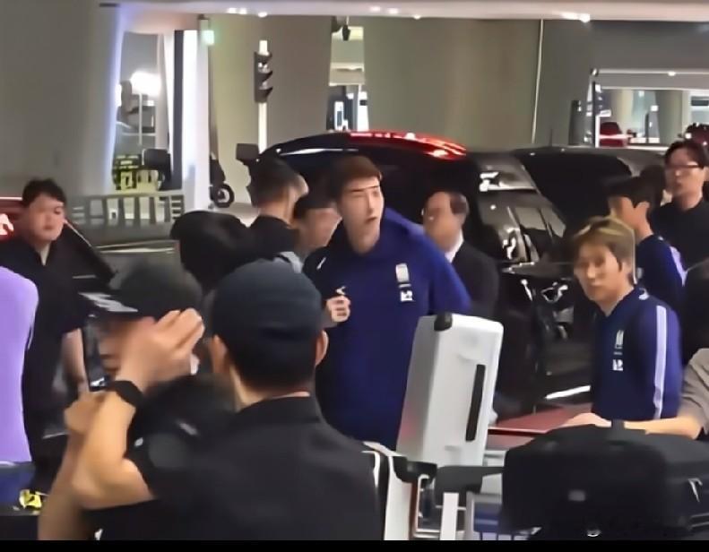 韩国队抵达仁川机场，据现场网友称:  没有扔鸡蛋环节，但是鼓声很响，大...