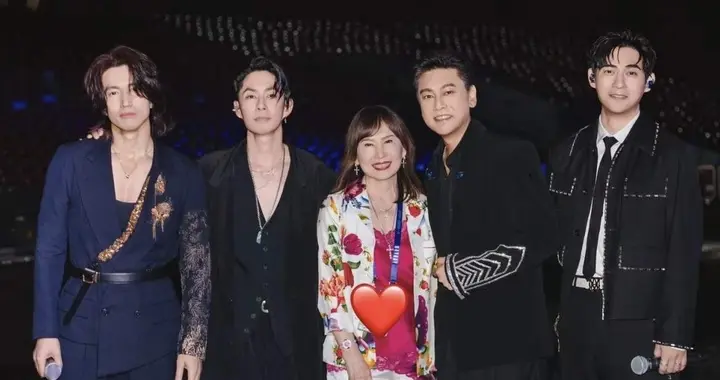 妈妈比儿子还抗老，吴建豪70岁妈妈气质出众，面相慈和