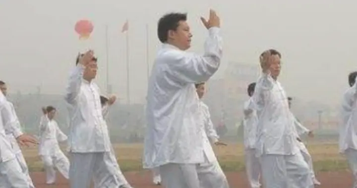 太极拳里的“顾盼”真义：不是左右扭头，而是用百会穴“拧”全身