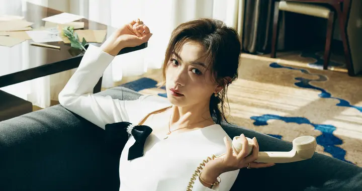 万茜白裙妆造，清冷酷美