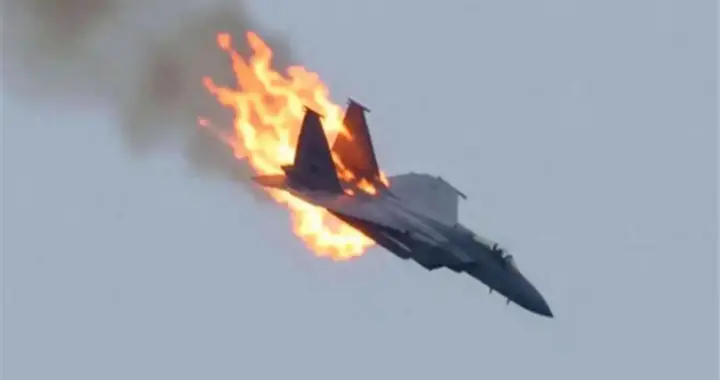 F15摔成零件，美飞行员吓得跪降！特朗普信心被击碎，准备撤了