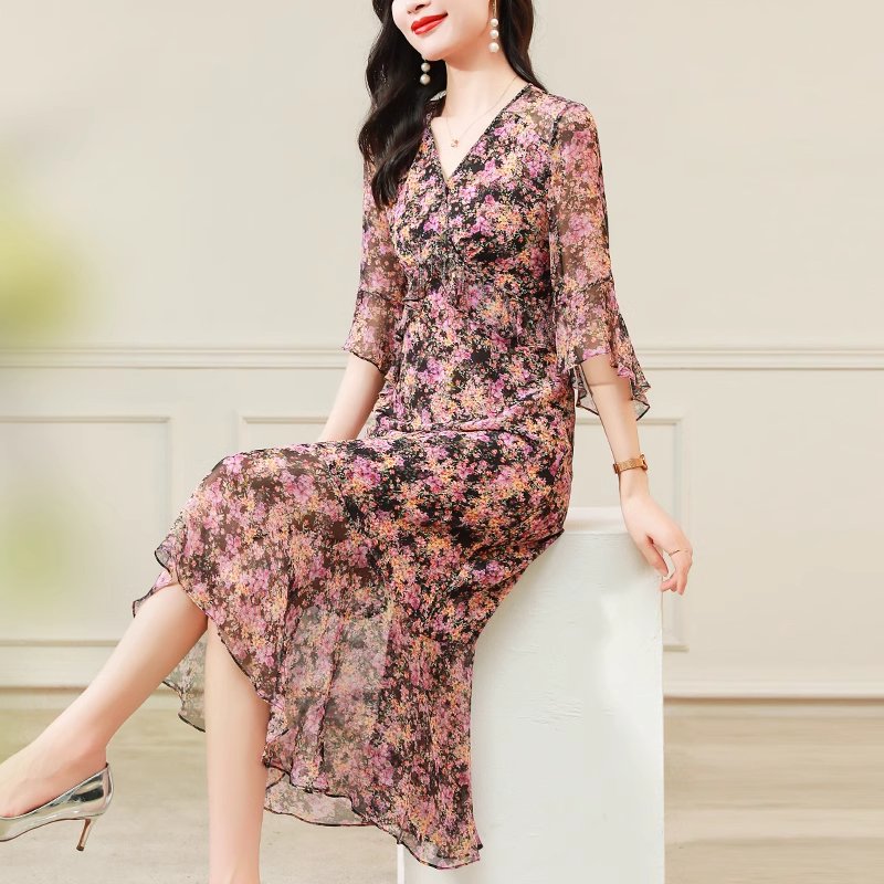 🌸春意盎然，真丝裙的诗意漫步🚶‍♀️