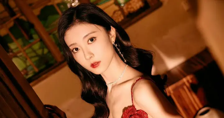 曹斐然，红裙热烈，摩登迷人。