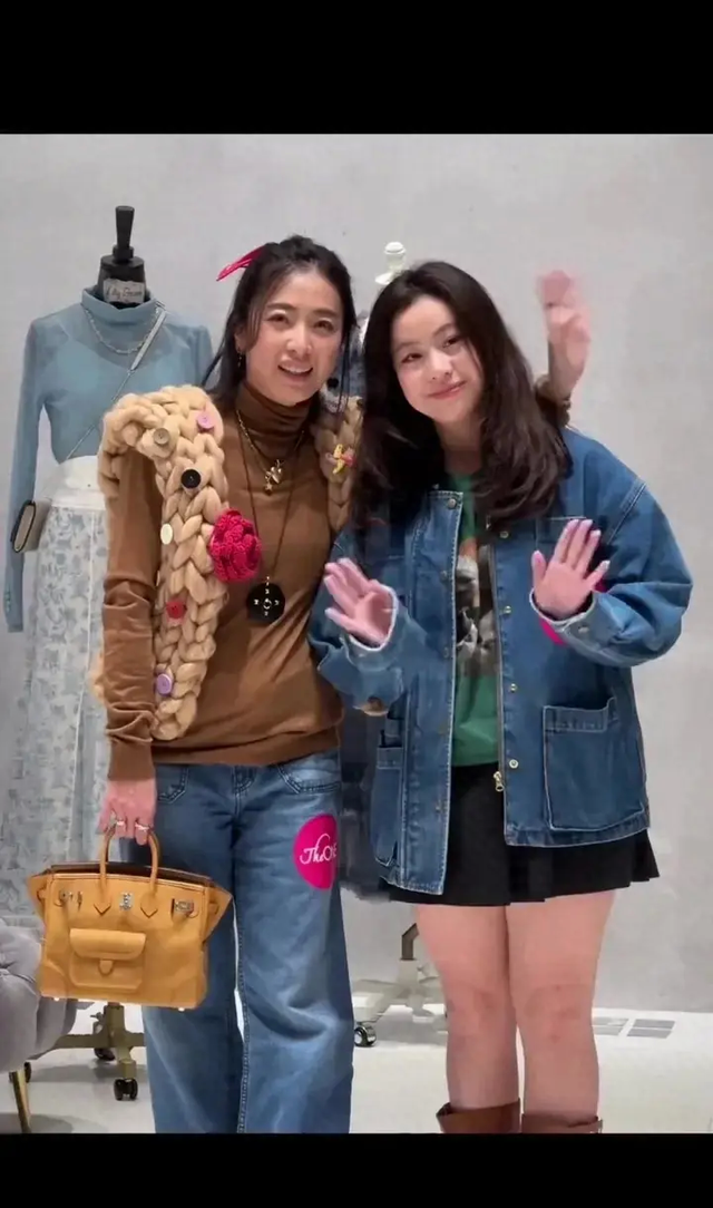 甘比与女儿同框，展现不老魅力与深厚母女情