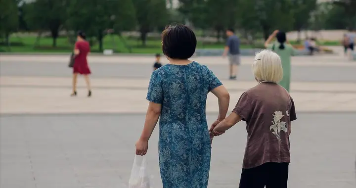 两个哥哥不愿伺候母亲，我气不过回了娘家，才明白他们为啥会不孝